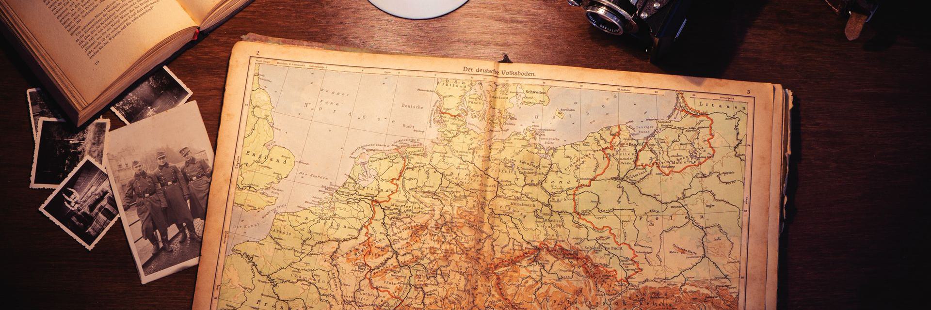 atlas, kamera, fotos, buch, lampe, tisch, retro, alt, nostalgie, analog, fotografie, fotokamera, landkarte, grenzen, vergangenheit, licht, stimmung, fotoapparat, atlas, atlas, landkarte, landkarte, landkarte, landkarte, landkarte